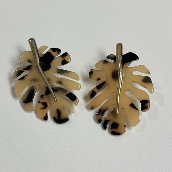 Monstera Tortoiseshell Earrings - Picture 3 of 3